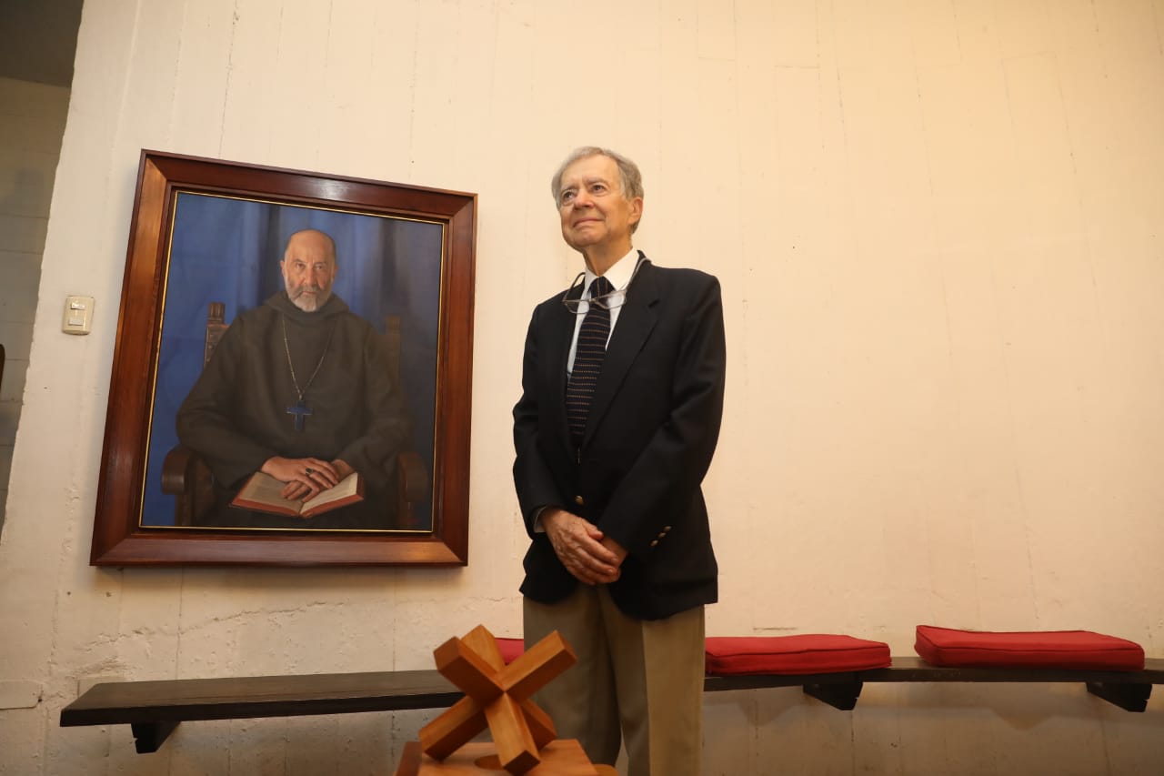 Hernán Rodríguez, ganador del Premio Gabriel Guarda, junto al cuadro del Padre Guarda.